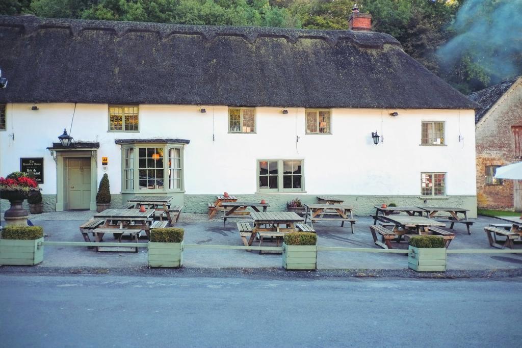 Hambro Arms Hotell Milton Abbas Exteriör bild