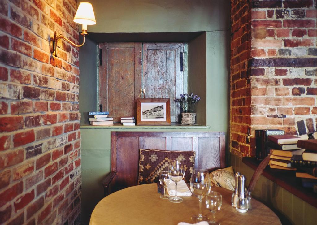 Hambro Arms Hotell Milton Abbas Exteriör bild