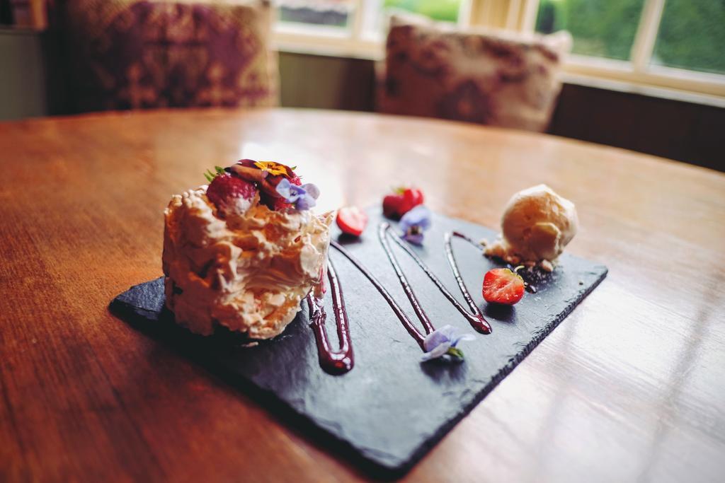 Hambro Arms Hotell Milton Abbas Exteriör bild