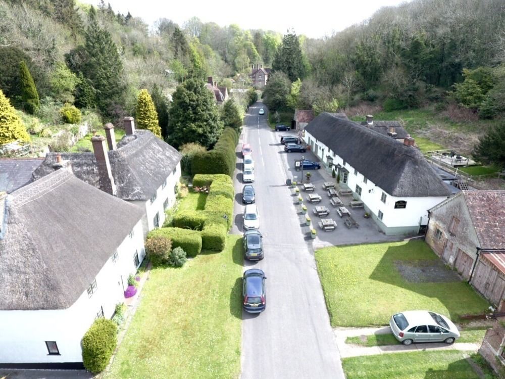 Hambro Arms Hotell Milton Abbas Exteriör bild